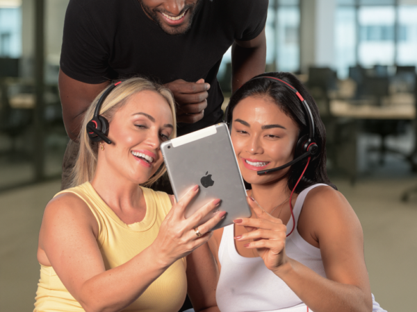 Felitron: como mais de 40 anos de experiência construíram uma referência em headsets profissionais
